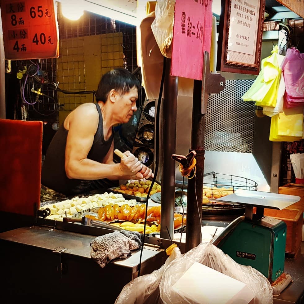 Thưởng thức ẩm thực chợ đêm Phùng Giáp